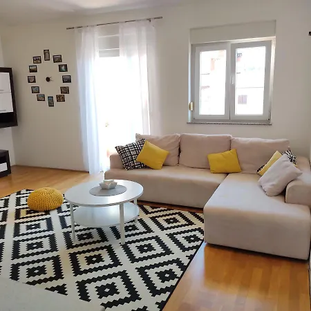 Two-bedroom Sunny Pula